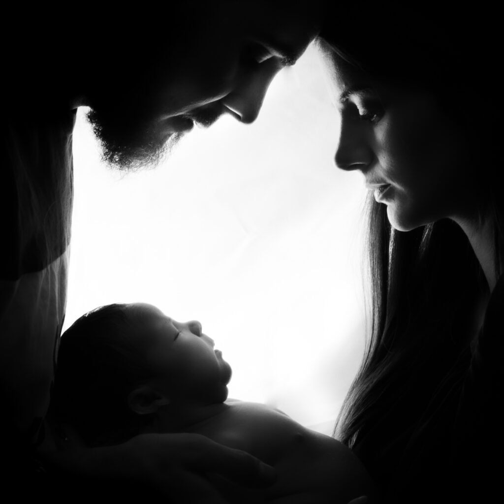 séance photo de naissance avec le papa et la maman en seine et marne a tournan en brie