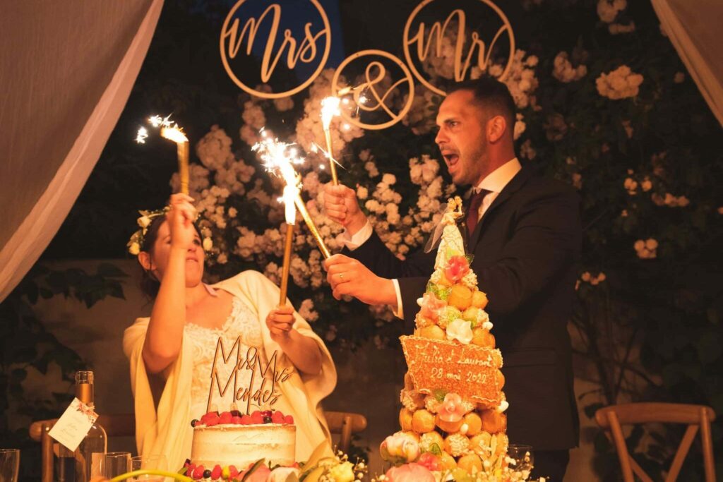 couple qui joue devant le gâteaux de mariage a marles en brie