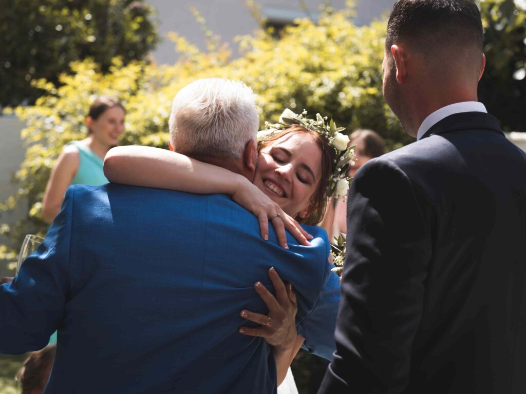 embrassade d' un invité a la marier en robe de mariage a marles en brie