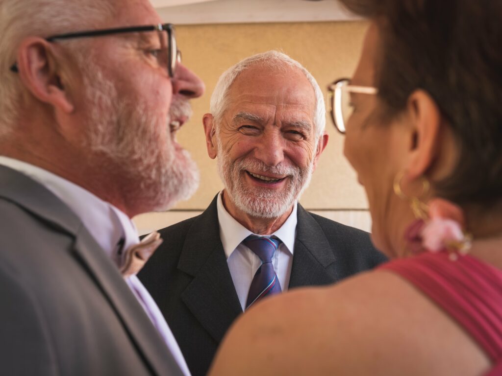 sourire du grand pere lors d' un mariage en seine et marne a tournan en brie 77