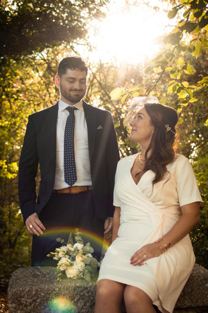 photographe de mariage avec le marié en costume et la marié en robe de mariage.