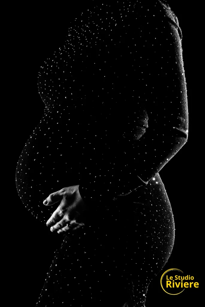 photo de femme enceinte dans une robe a paillette grossesse