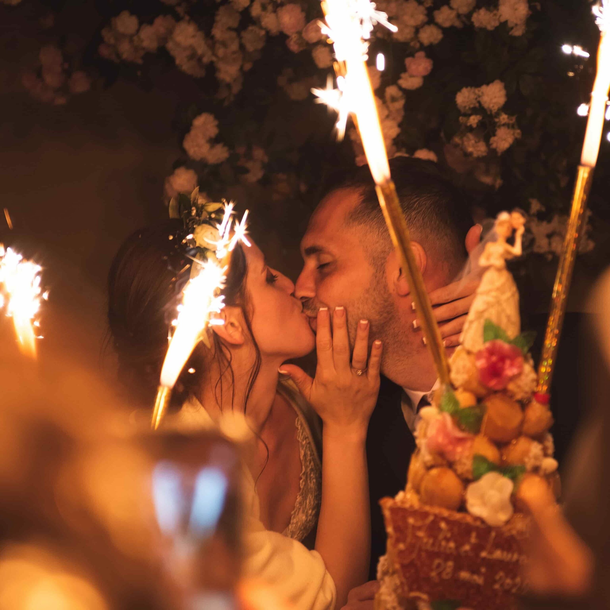 couple qui s' embrasse pendant le gateau lors d' un mariage a tournan en brie