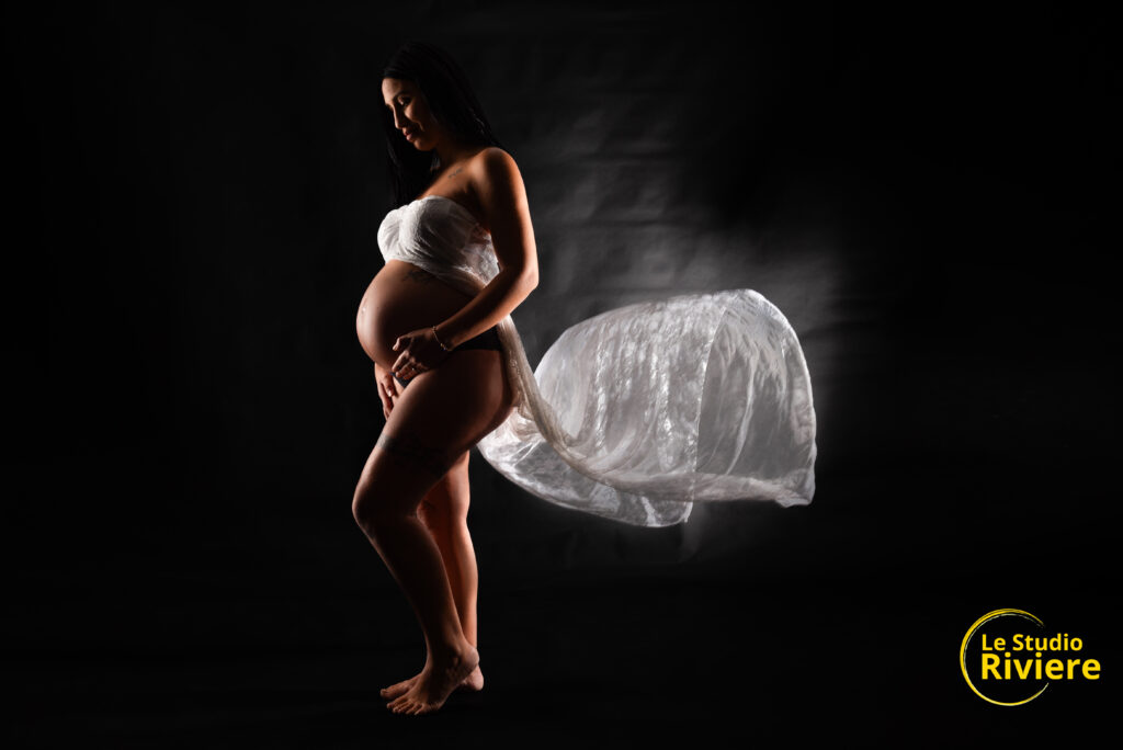 photo de femme enceinte avec un voilage blanc en studio