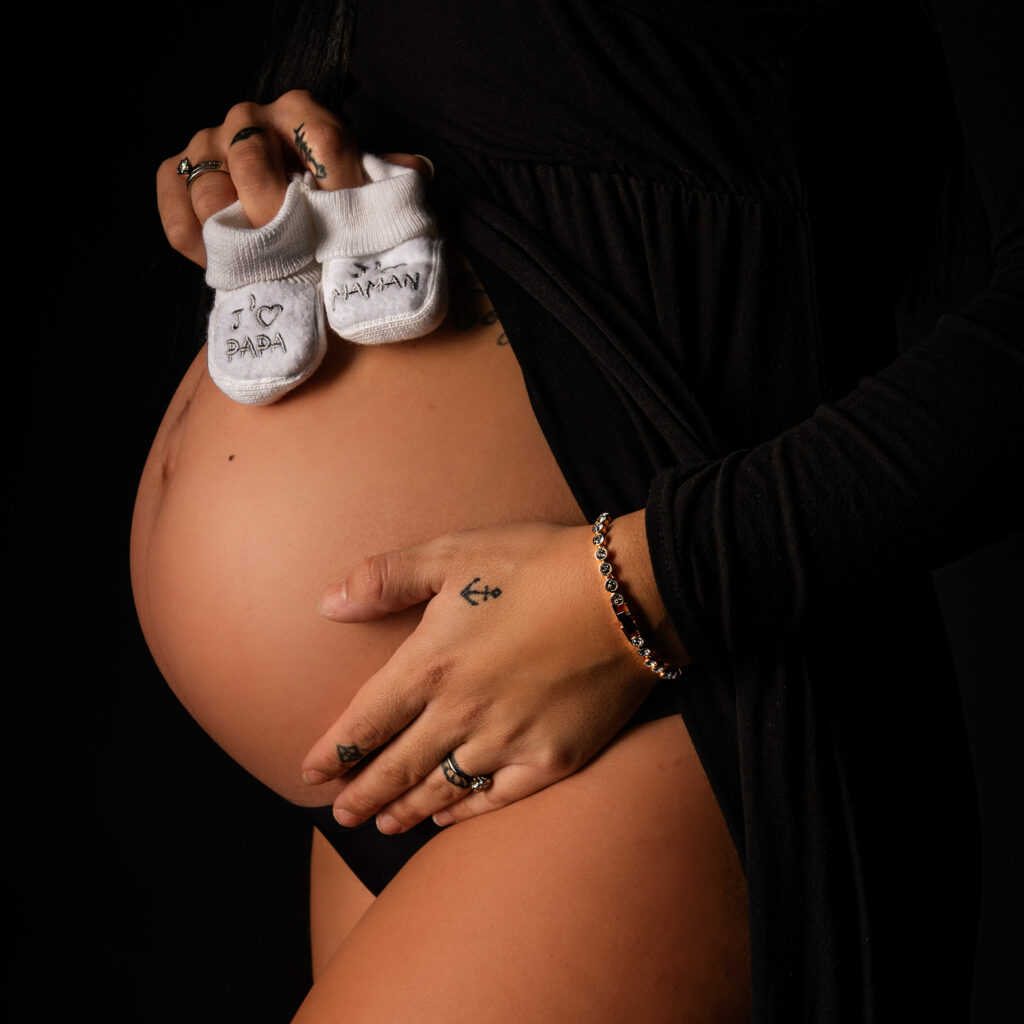 photo de grossesse chausson papa et maman avec le ventre rond