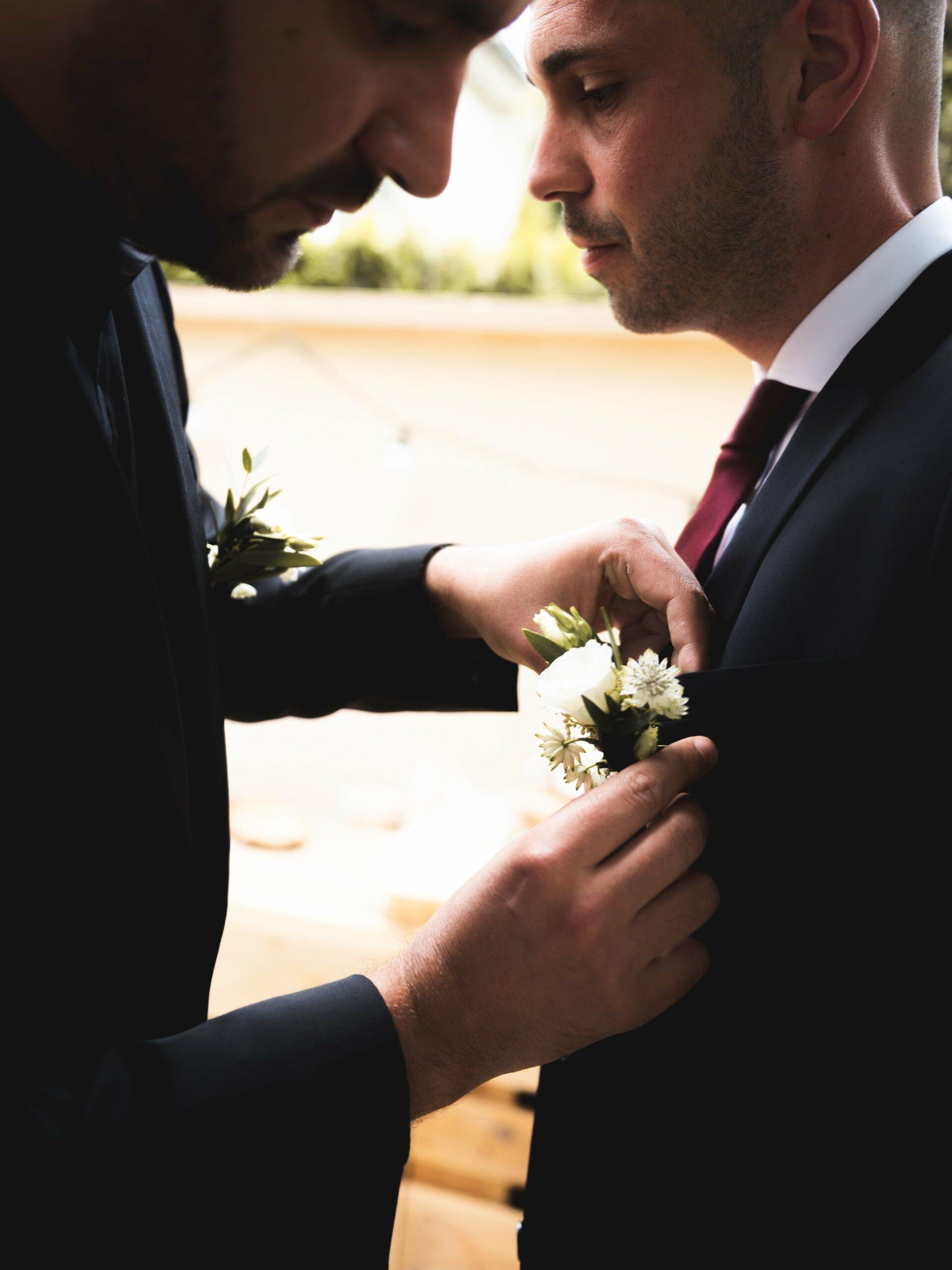 Habillage du témoin au marier pendant un mariage a fontenay tresigny 77