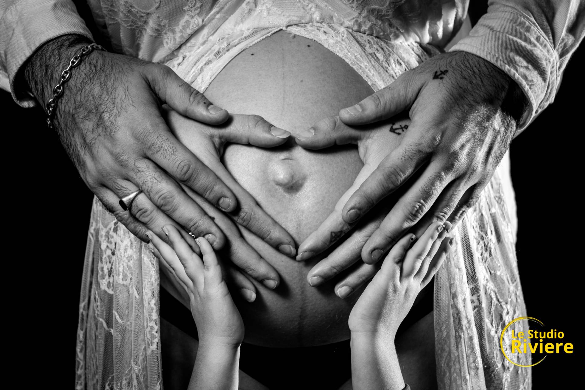 coeur formée par des main sur une femme enceinte au ventre rond