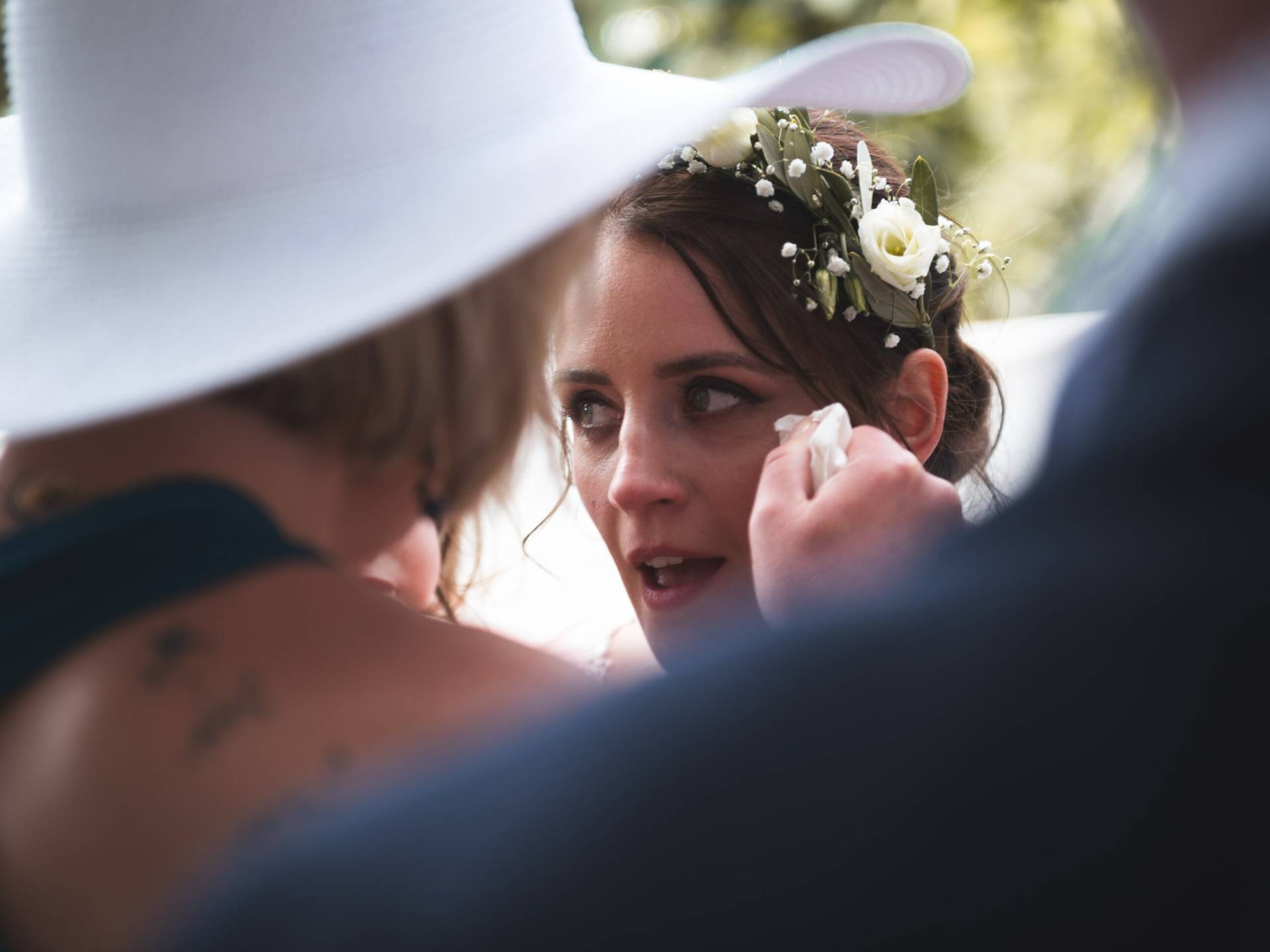 lors d' un mariage une invitée essui les larmes de la marier sur tournan en brie